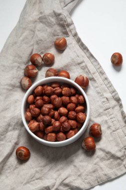 Koyu gri kasede organik fındık.