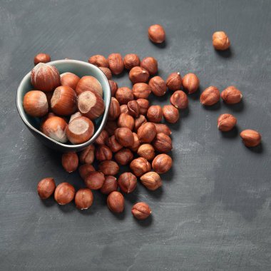 Koyu gri kasede organik fındık.