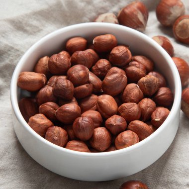 Koyu gri kasede organik fındık.