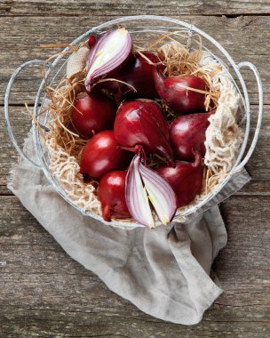 Ahşap arka planda taze ve çiğ soğan çeşitliliği. Üst görünüm, Spac kopyala