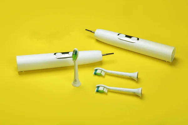 Weiße Zahnbürsten Zum Reinigen Der Zähne Medizinisches Und Zahnmedizinisches Konzept — Stockfoto