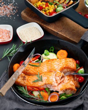 Başlangıç olarak ev yapımı taze somon ve koyu arkaplanda sebze.. 