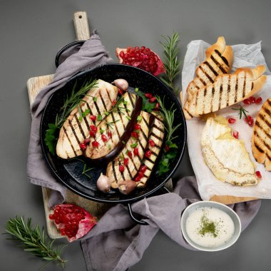 Gri arka planda ızgara patlıcan dilimleri. Üst görünüm 