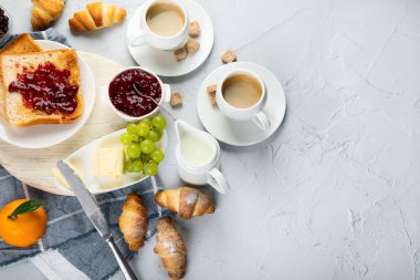İçecekler, kruvasanlar ve meyvelerle servis edilen nefis taze kahvaltı. Dengeli diyet. Üst görünüm, alanı kopyala