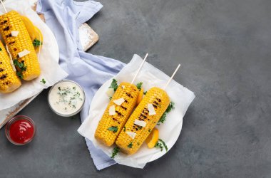 Gemide az pişmiş ve biberli mısır koçanları var. Kese kağıdında dilimlenmiş mısır. Kopyalama alanı olan üst görünüm