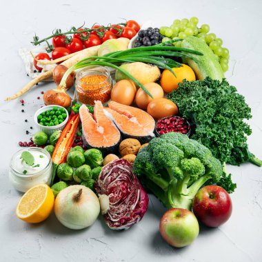 Gri arka planda organik sağlıklı ürünlerin seçimi. Detoks ve temiz diyet kavramı. 