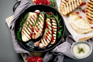 Gri arka planda ızgara patlıcan dilimleri. Üst görünüm 