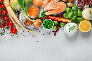 Gri arka planda organik sağlıklı ürünlerin seçimi. Detoks ve temiz diyet konsepti. Üst görünüm, Spac kopyala