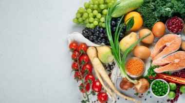 Gri arka planda organik sağlıklı ürünlerin seçimi. Detoks ve temiz diyet konsepti. Üst görünüm, Spac kopyala