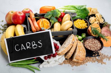 Açık gri arka planda en iyi karbonhidrat kaynakları. Sağlıklı gıda konsepti. 