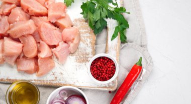 Hafif arka planda çiğ ve marine edilmiş tavuk filetosu. Beslenme eti. Üst görünüm, alanı kopyala