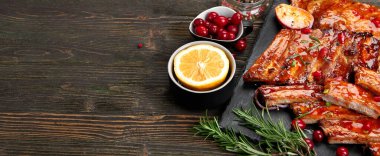 Lezzetli marine edilmiş ızgara ızgara kaburga ve farklı soslar. Ev yapımı yemek konsepti. Boşluğu kopyala