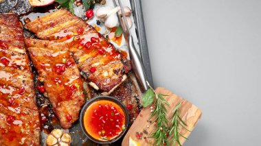 Lezzetli marine edilmiş ızgara ızgara kaburga ve farklı soslar. Ev yapımı yemek konsepti. Üst görünüm, alanı kopyala