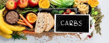 Açık gri arka planda en iyi karbonhidrat kaynakları. Sağlıklı gıda konsepti. Üst görünüm, alanı kopyala