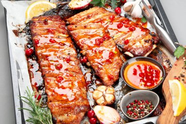 Lezzetli marine edilmiş ızgara ızgara kaburga ve farklı soslar. Ev yapımı gıda konsepti. 