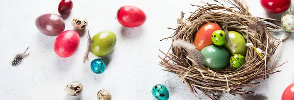复活节彩蛋在窝里 复活节快乐假期的概念 带有复制空间的顶部视图 — 图库照片