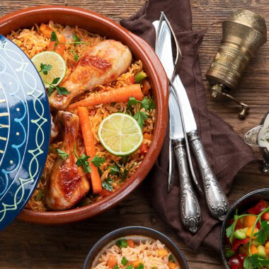 Tajin tavuk yahnisi, pilav ve sebzeli sos ve salata. Doğulu öğle yemeği konsepti. Topv görünümü,