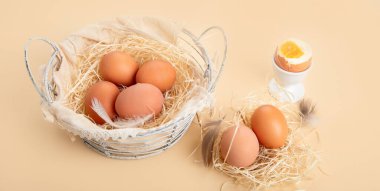 Tavuk taze çiğ yumurta. Yemek yapmak için gerekli malzemeler. Sağlıklı yeme kavramı. 