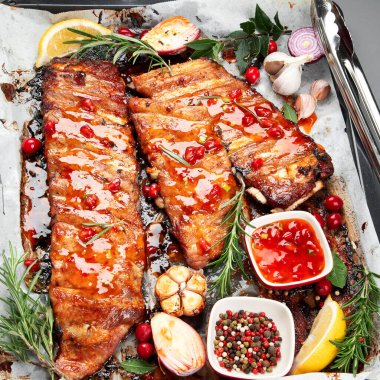 Lezzetli marine edilmiş ızgara ızgara kaburga ve farklı soslar. Ev yapımı gıda konsepti. 