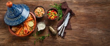 Tajin tavuk yahnisi, pilav ve sebzeli sos ve salata. Doğulu öğle yemeği konsepti. Üst görünüm, boşluğu kopyala. Panorama, bayrak