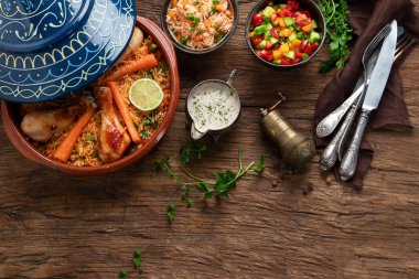 Tajin tavuk yahnisi, pilav ve sebzeli sos ve salata. Doğulu öğle yemeği konsepti. Topv görünümü, boşluk kopyala