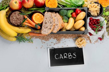 Açık gri arka planda en iyi karbonhidrat kaynakları. Sağlıklı gıda konsepti. Üst görünüm, alanı kopyala