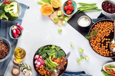 Taze ve sağlıklı vejetaryen masası, nohut, Buda kasesi, balkabağı, brokoli, kinoa, filiz ve diğerleri. Hafif arkaplan. Üst yaşam