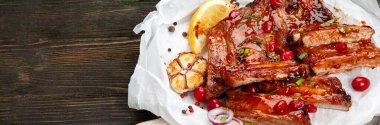 Lezzetli marine edilmiş ızgara ızgara kaburga ve farklı soslar. Ev yapımı yemek konsepti. Boşluğu kopyala