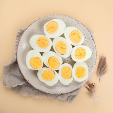 Tavuk taze çiğ yumurta. Yemek yapmak için gerekli malzemeler. Sağlıklı beslenme konsepti. Üst görünüm