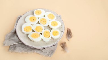 Tavuk taze çiğ yumurta. Yemek yapmak için gerekli malzemeler. Sağlıklı beslenme konsepti. Boşluğu kopyala