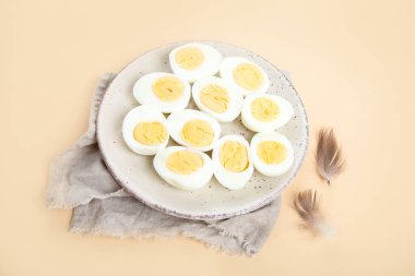 Tavuk taze çiğ yumurta. Yemek yapmak için gerekli malzemeler. Sağlıklı yeme kavramı. 