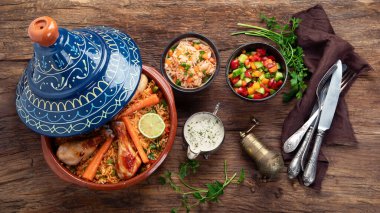 Tajin tavuk yahnisi, pilav ve sebzeli sos ve salata. Doğulu öğle yemeği konsepti. Topv görünümü