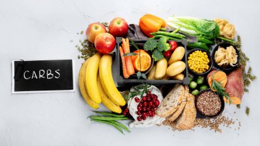 Açık gri arka planda en iyi karbonhidrat kaynakları. Sağlıklı gıda konsepti. Üst görünüm, alanı kopyala