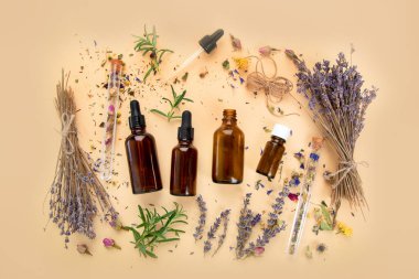 Alternatif bitki ilacı. Şişeler ve kapsüller. Doğal organik. Gıda sağlıklı ve sağlıklı beslenme kavramı. Üst görünüm, alanı kopyala