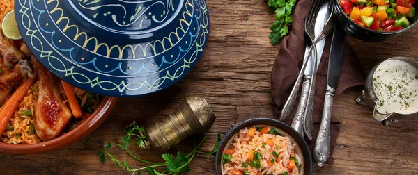 Tajin tavuk yahnisi, pilav ve sebzeli sos ve salata. Doğulu öğle yemeği konsepti. Topv görünümü