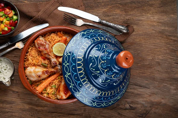 Tajin tavuk yahnisi, pilav ve sebzeli sos ve salata. Doğulu öğle yemeği konsepti. Topv görünümü, boşluk kopyala