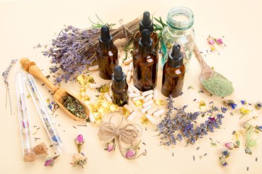 Alternatif bitki ilacı. Şişeler ve kapsüller. Doğal organik. Gıda sağlıklı ve sağlıklı beslenme kavramı. 