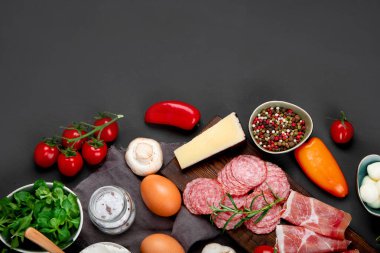 İtalyan pizza hazırlığı. Geleneksel yemek malzemelerinin çeşitliliği. Ev yapımı lezzetli tarif konsepti. Üst görünüm, alanı kopyala