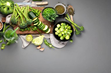 Çeşitli yeşil sebzeler ve lahana, brokoli, kuşkonmaz, bezelye, Brüksel lahanası, kabak, biber, sarımsak, fasulye, pak choy, elma gibi meyveler. Sağlıklı ve besleyici vejetaryen yemeği. Protein ve selüloz kaynağı. Üst görünüm, sp kopyala
