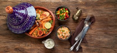 Tajin tavuk yahnisi, pilav ve sebzeli sos ve salata. Doğulu öğle yemeği konsepti. Topv görünümü, boşluk kopyala