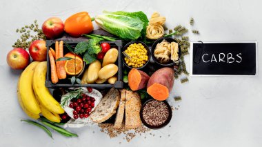 Açık gri arka planda en iyi karbonhidrat kaynakları. Sağlıklı gıda konsepti. Üst görünüm, alanı kopyala