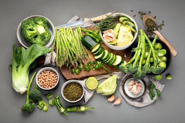 Çeşitli yeşil sebzeler ve lahana, brokoli, kuşkonmaz, bezelye, Brüksel lahanası, kabak, biber, sarımsak, fasulye, pak choy, elma gibi meyveler. Sağlıklı ve besleyici vejetaryen yemeği. Protein ve selüloz kaynağı. Üst görünüm, sp kopyala