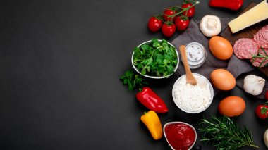 İtalyan pizza hazırlığı. Geleneksel yemek malzemelerinin çeşitliliği. Ev yapımı lezzetli tarif konsepti. Üst görünüm, alanı kopyala
