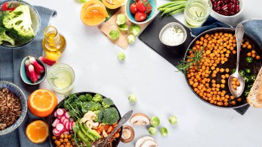 Taze ve sağlıklı vejetaryen masası, nohut, Buda kasesi, balkabağı, brokoli, kinoa, filiz ve diğerleri. Hafif arkaplan. Üst Manzara, Panorama Banne