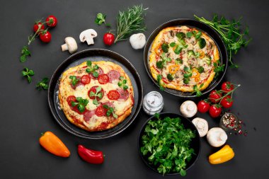 Farklı sebze ve sebzelerle lezzetli taze pizzalar. Ev yapımı yemek konsepti. Üst görünüm