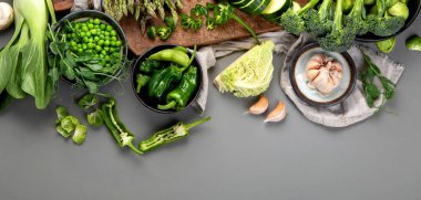 Çeşitli yeşil sebzeler ve lahana, brokoli, kuşkonmaz, bezelye, Brüksel lahanası, kabak, biber, sarımsak, fasulye, pak choy, elma gibi meyveler. Sağlıklı ve besleyici vejetaryen yemeği. Protein ve selüloz kaynağı. Üst görünüm, sp kopyala