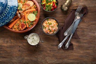 Tajin tavuk yahnisi, pilav ve sebzeli sos ve salata. Doğulu öğle yemeği konsepti. Topv görünümü, boşluk kopyala