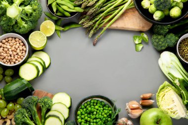 Çeşitli yeşil sebzeler ve lahana, brokoli, kuşkonmaz, bezelye, Brüksel lahanası, kabak, biber, sarımsak, fasulye, pak choy, elma gibi meyveler. Sağlıklı ve besleyici vejetaryen yemeği. Protein ve selüloz kaynağı. Üst görünüm, sp kopyala