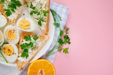 Yumurtalı ve sandviçli kahvaltı. Yemek yapmak için gerekli malzemeler. Sağlıklı beslenme konsepti. Üst görünüm, alanı kopyala