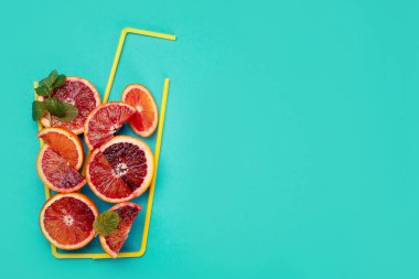 Kırmızı porsiyonlardan yapılmış ve renkli arka planda bir bardak. Minimalizm tasarım konsepti. Üst görünüm, alanı kopyala